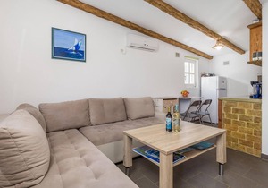 Cozy home in Sveti Jakov with kitchen