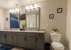 Cozy King Bed Suite Near the lake. Free Parking & W/D - B