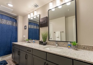 Cozy King Bed Suite Near the lake. Free Parking & W/D - B