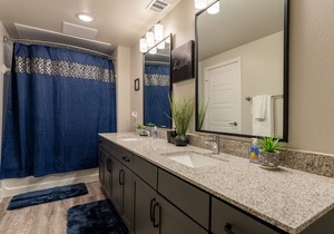 Cozy King Bed Suite Near the lake. Free Parking & W/D - B