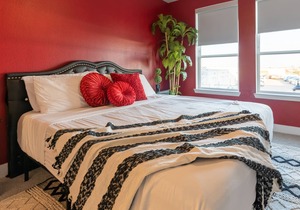 Cozy King Bed Suite Near the lake. Free Parking & W/D - B