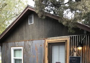 Cozy Studio Cabin Sleeps up to 4 with Kitchenette 22 miles from ski resorts