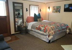Cozy Studio Cabin Sleeps up to 4 with Kitchenette 22 miles from ski resorts