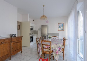 Cozy T2 Apartment with Pool Access, Steps from Beach and Shops