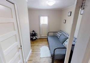 Cozy Uptown Gem: Perfect Location with Coffee!