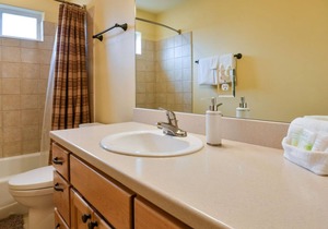 CW343 - Just blocks to Main St. shopping & restaurants with private hot tub