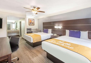 Days Inn & Suites by Wyndham Webster NASA-ClearLake-Houston