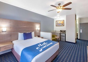 Days Inn & Suites by Wyndham Webster NASA-ClearLake-Houston