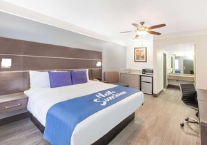 Days Inn & Suites by Wyndham Webster NASA-ClearLake-Houston