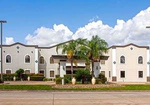 Days Inn & Suites by Wyndham Webster NASA-ClearLake-Houston