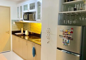 Deluxe 1BR with balcony facing Taal. Free parking
