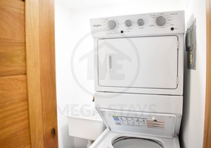 Deluxe Apt. with City Views Fast WiFi, Pool & Gym