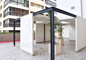 Deluxe Apt. with City Views Fast WiFi, Pool & Gym