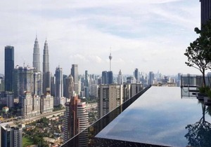 Deluxe King Suite with Twin Tower View 3
