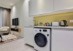 Deluxe King Suite with Twin Tower View 29