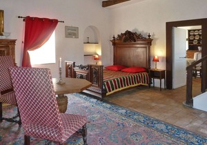 Dependance of a 16th century castle listed as an historical monument!