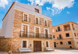 Detached country house on Pira town square.