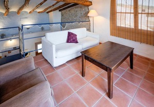 Detached country house on Pira town square.