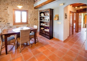 Detached country house on Pira town square.