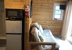 Dock Life Beach 1 - Cottage 11, Riverside 2 bedroom, 3 min walk to Beach 1
