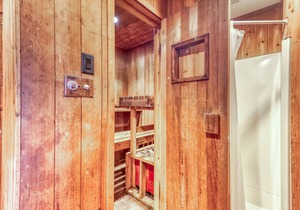 Dog-friendly, mountain-facing chalet w/ a dry sauna - walk to the Village
