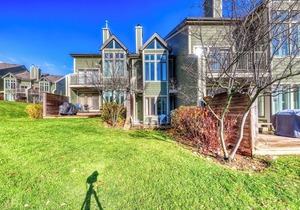 Dog-friendly condo w/a full kitchen & furnished patio