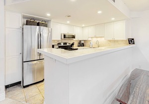Dog-friendly skiier's condo with high-speed WiFi, gas fireplace, & central AC