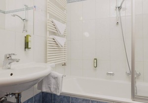 Doppelzimmer mit Dusche od. Bad, WC - Hotel Tauernhof