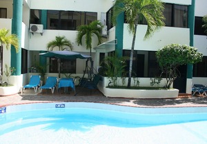 Downtown guest-friendly 1BD condo steps from all shops/bars/beaches/restaurants