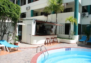 Downtown guest-friendly 1BD condo steps from all shops/bars/beaches/restaurants