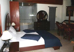Downtown guest-friendly 1BD condo steps from all shops/bars/beaches/restaurants