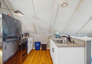 Downtown Studio Loft w/Free WiFi, Balcony, Full Kitchen, and Great Location