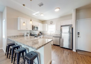 Dual-Suites on the Bay - High-Speed WiFi, Shared Pool, Central AC & Water Views