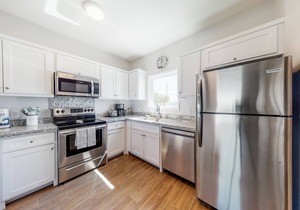 Dual-Suites on the Bay - High-Speed WiFi, Shared Pool, Central AC & Water Views