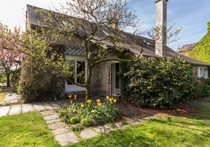 Eco-friendly Cottage Near Vioreau Forest: 3BR, Enclosed Garden, Cozy Fireplace