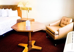 Econo Lodge Inn & Suites