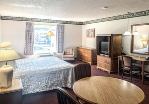 Econo Lodge Inn & Suites