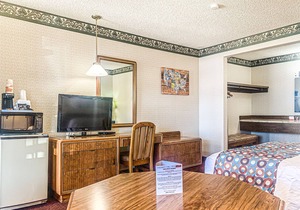 Econo Lodge Inn & Suites