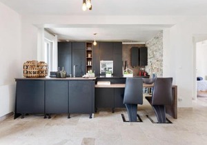 Elegant holiday home with fenced garden