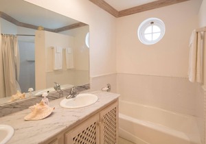 Elegant Three Bedroom Villa in Forest Hills