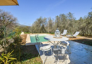 Enjoy a wonderful break for two in a vacation home with pool in Corsica.