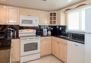 Enjoy spectacular views of the ocean and beach from this Oceanview unit!