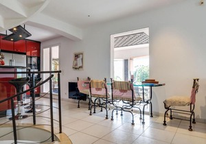 Enticing Holiday Home in Les Adrets de l'Esterel with Pool
