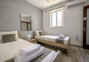 F11 Room 2, Private Room two single beds shared bathroom in shared Flat