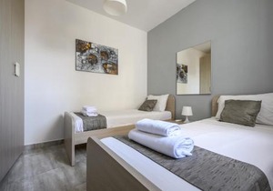 F11 Room 2, Private Room two single beds shared bathroom in shared Flat