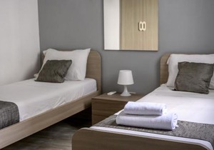 F11 Room 2, Private Room two single beds shared bathroom in shared Flat