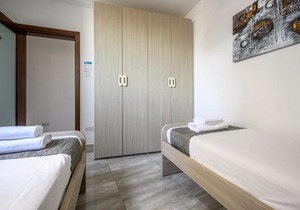 F11 Room 2, Private Room two single beds shared bathroom in shared Flat