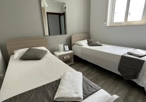 F9 Room 2, Private Room two single beds shared bathroom in shared Flat