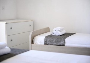 F9 Room 3, Private Room two single beds with shared bathroom in shared Flat