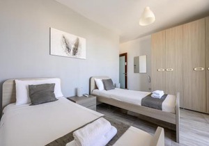 F9 Room 3, Private Room two single beds with shared bathroom in shared Flat
